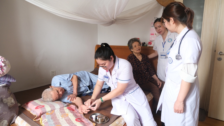 Phường Yên Sở tổ chức khám bệnh, tư vấn chăm sóc sức khỏe, cấp thuốc và tặng quà người khuyết tật nhân Ngày Người khuyết tật Việt Nam 18/4- Ảnh 5.