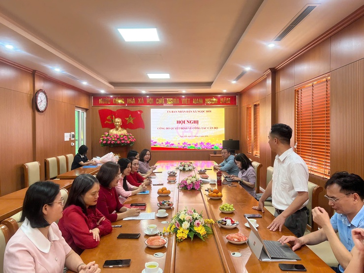 Hội nghị công bố và trao quyết định công tác cán bộ tại xã Ngọc Hồi.
- Ảnh 1.