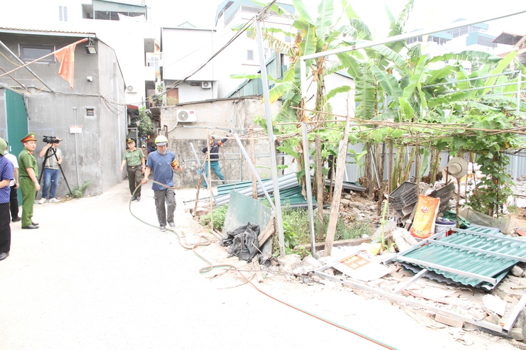 Phường Xuân Phương tổ chức cưỡng chế để thi hành biện pháp khắc phục hậu quả đối với công trình vi phạm đất đai- Ảnh 3.