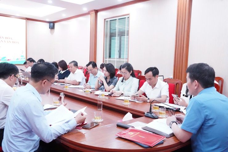 Sở Văn hóa và Thể thao Hà Nội làm việc với các địa phương về phát triển công nghiệp văn hóa và bảo tồn di sản tại phường Chương Mỹ- Ảnh 1.