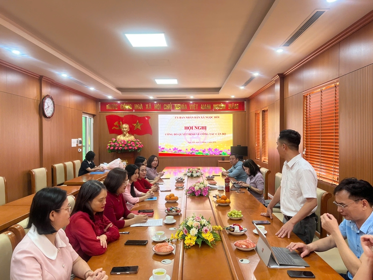 Hội nghị công bố và trao quyết định công tác cán bộ tại xã Ngọc Hồi- Ảnh 1.