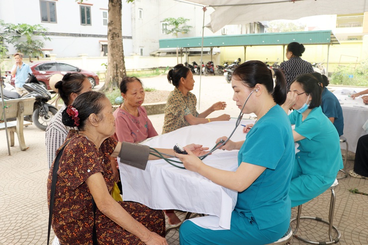 Trạm Y tế xã Trần Phú tổ chức khám, lập hồ sơ quản lý sức khỏe cho người cao tuổi- Ảnh 1.