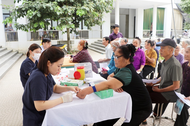 Trạm Y tế xã Trần Phú tổ chức khám, lập hồ sơ quản lý sức khỏe cho người cao tuổi- Ảnh 2.