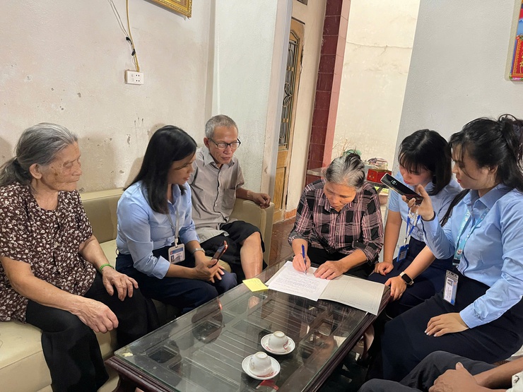 Hỗ trợ thủ tục ngoài giờ cho người dân yếu thế- Ảnh 1.