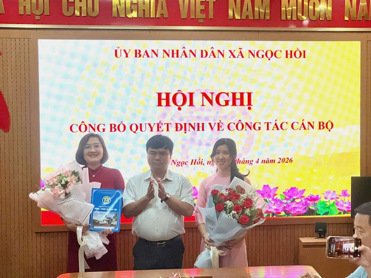 Hội nghị công bố và trao quyết định công tác cán bộ tại xã Ngọc Hồi.
- Ảnh 2.