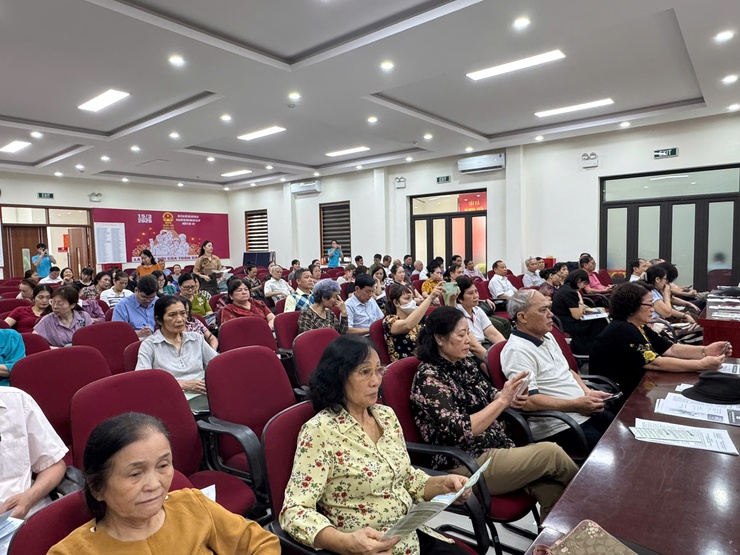 Phường Định Công tổ chức Hội nghị tuyên truyền chính sách BHXH tự nguyện, bảo hiểm y tế (BHYT) hộ gia đình- Ảnh 1.