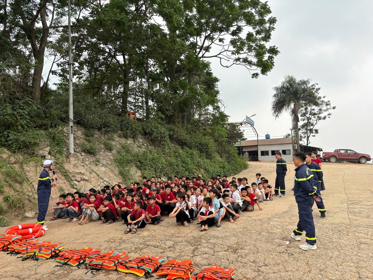 Tuyên truyền, hướng dẫn kỹ năng phòng, chống đuối nước cho học sinh Trường tiểu học Hồng Thái- Ảnh 2.