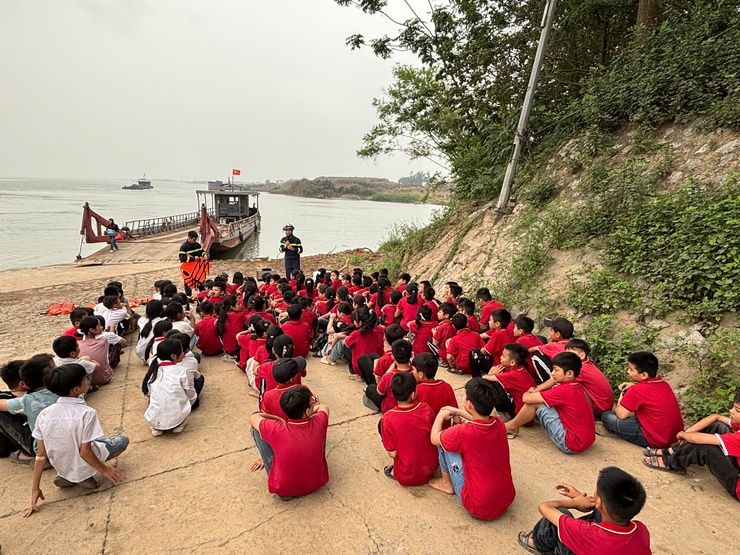 Tuyên truyền, hướng dẫn kỹ năng phòng, chống đuối nước cho học sinh Trường tiểu học Hồng Thái- Ảnh 4.