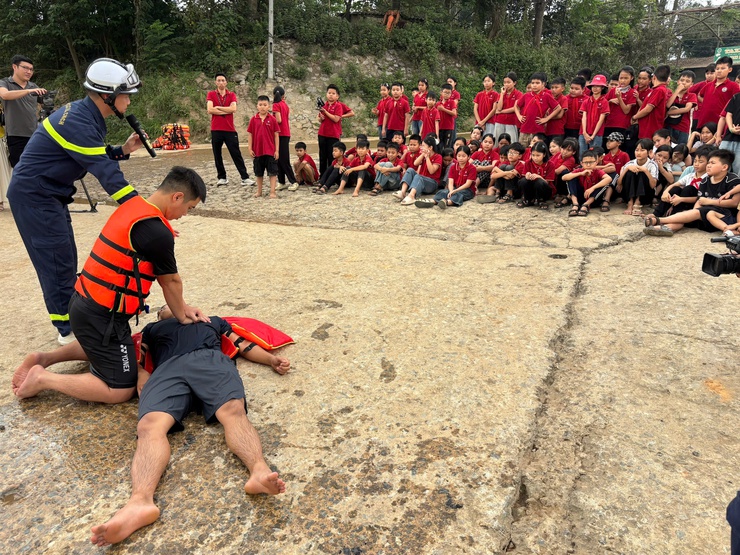 Tuyên truyền, hướng dẫn kỹ năng phòng, chống đuối nước cho học sinh Trường tiểu học Hồng Thái- Ảnh 1.