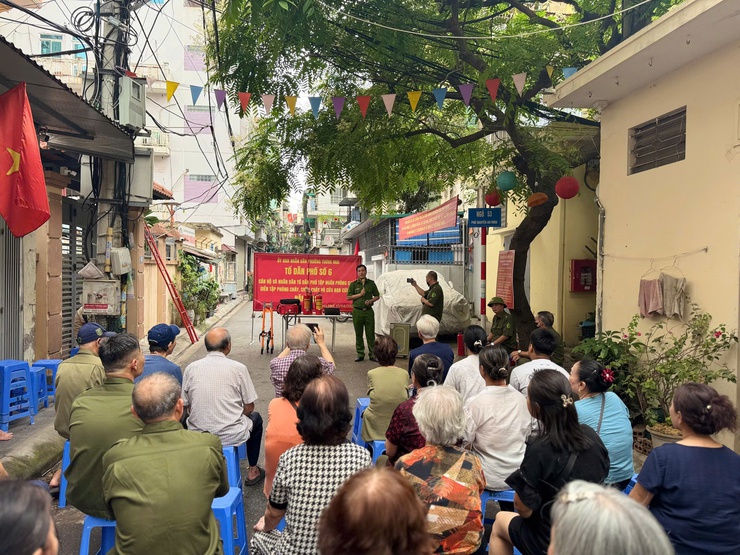Phường Tương Mai tổ chức thực tập phương án chữa cháy, cứu nạn cứu hộ tại Tổ dân phố số 6- Ảnh 1.