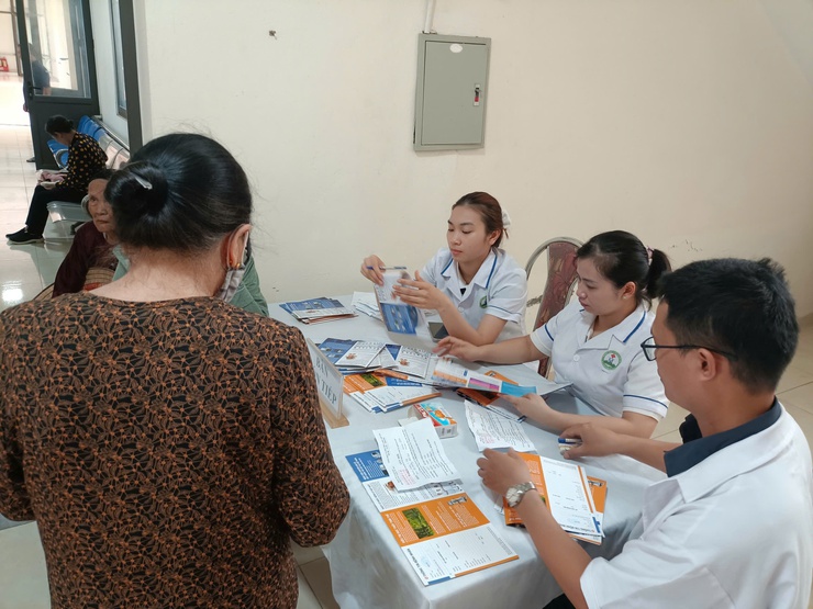 Chăm sóc “đôi mắt sáng” cho cộng đồng: xã Bất Bạt tổ chức khám mắt miễn phí cho hơn 500 người dân- Ảnh 2.