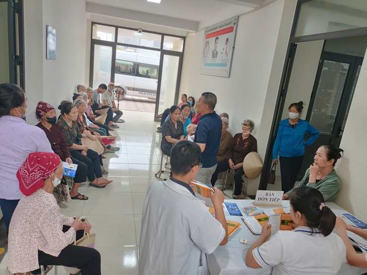 Chăm sóc “đôi mắt sáng” cho cộng đồng: xã Bất Bạt tổ chức khám mắt miễn phí cho hơn 500 người dân- Ảnh 1.