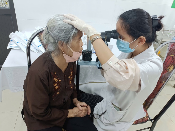 Chăm sóc “đôi mắt sáng” cho cộng đồng: xã Bất Bạt tổ chức khám mắt miễn phí cho hơn 500 người dân- Ảnh 3.