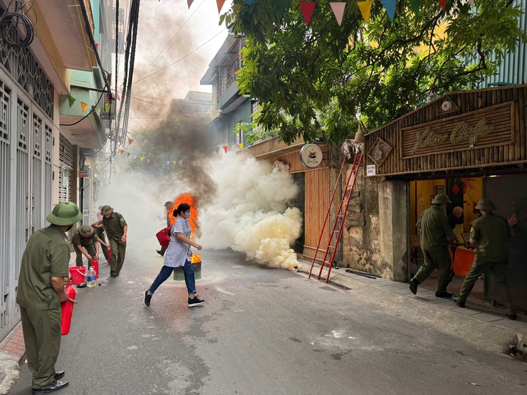 Phường Tương Mai tổ chức thực tập phương án chữa cháy, cứu nạn cứu hộ tại Tổ dân phố số 6- Ảnh 6.