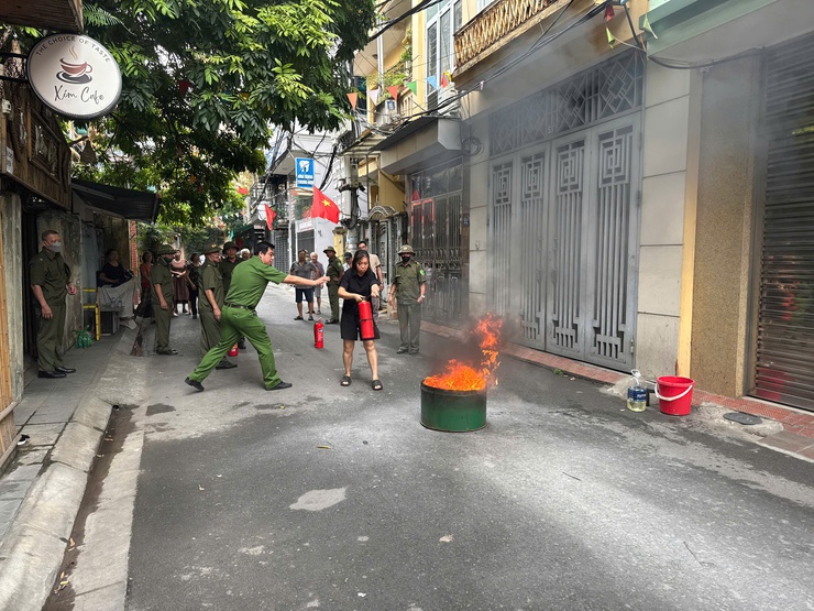 Phường Tương Mai tổ chức thực tập phương án chữa cháy, cứu nạn cứu hộ tại Tổ dân phố số 6- Ảnh 9.