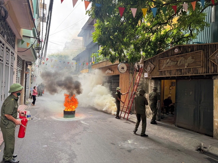 Phường Tương Mai tổ chức thực tập phương án chữa cháy, cứu nạn cứu hộ tại Tổ dân phố số 6- Ảnh 10.