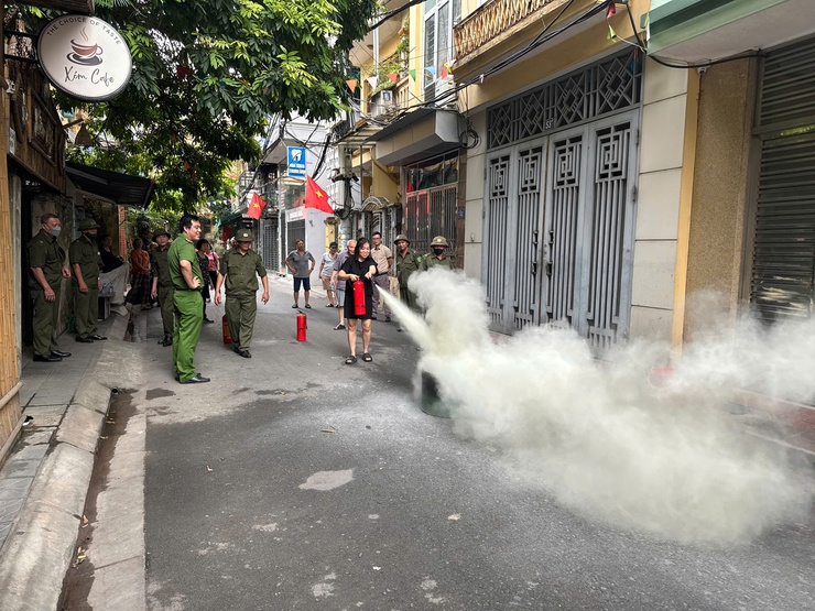 Phường Tương Mai tổ chức thực tập phương án chữa cháy, cứu nạn cứu hộ tại Tổ dân phố số 6- Ảnh 12.