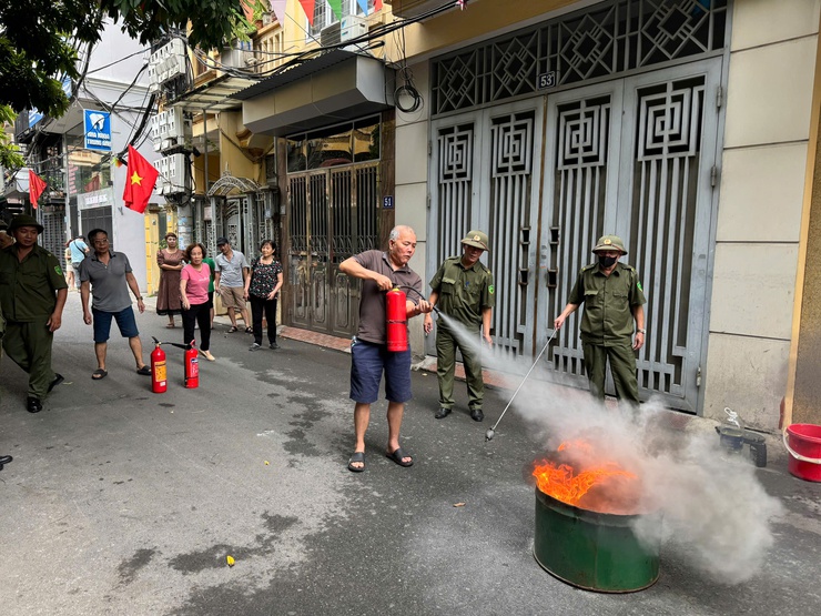 Phường Tương Mai tổ chức thực tập phương án chữa cháy, cứu nạn cứu hộ tại Tổ dân phố số 6- Ảnh 3.