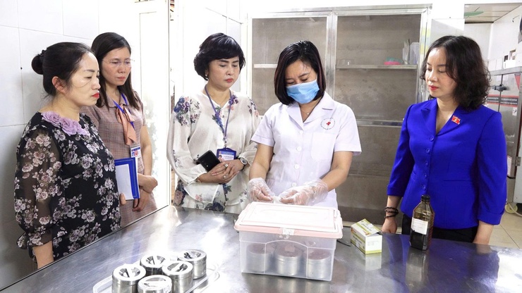 Kiểm tra công tác giết mổ, vệ sinh thú y tại Công ty TNHH Minh Hiền; Công ty cổ phần nông nghiệp BAF Việt Nam; bữa ăn bán trú tại trường tiểu học Thanh Cao- Ảnh 4.