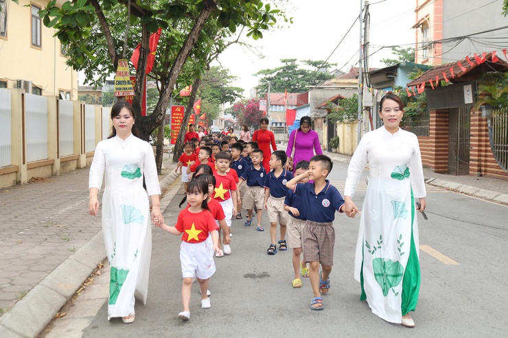 Trường Mầm non Hợp Đồng tổ chức Hành trình trải nghiệm cho trẻ 5-6 tuổi tại trường Tiểu học- Ảnh 1.