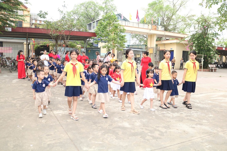 Trường Mầm non Hợp Đồng tổ chức Hành trình trải nghiệm cho trẻ 5-6 tuổi tại trường Tiểu học- Ảnh 2.