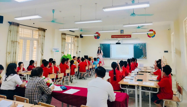 NAM PHÙ: SÔI NỔI CHUYÊN ĐỀ TIẾNG ANH CẤP XÃ – KHI LỚP HỌC TRỞ THÀNH "THẾ GIỚI ĐỘNG VẬT" ĐẦY SẮC MÀU- Ảnh 2.