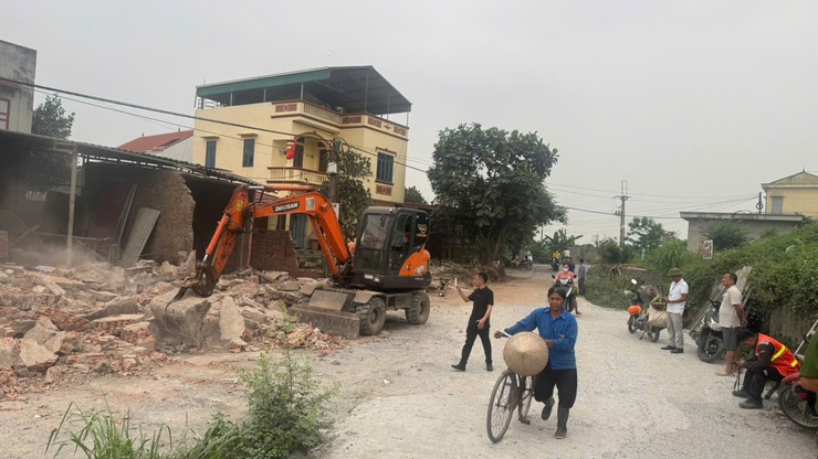 Xã Thuận An cưỡng chế thu hồi đất đối với 08 hộ dân để thực hiện dự án Xây dựng tuyến đường đê Hữu Đuống đoạn từ Dốc Lời- Đặng Xá đến xã Lệ Chi (nay là xã Thuận An, TP Hà Nội).- Ảnh 4.