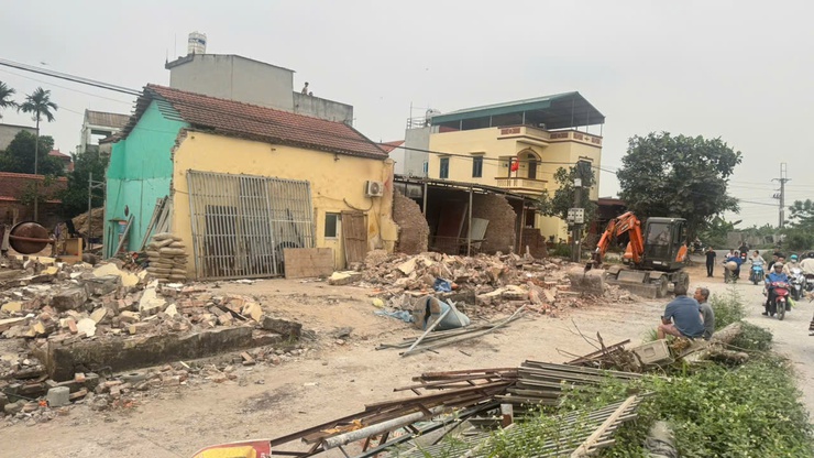 Xã Thuận An cưỡng chế thu hồi đất đối với 08 hộ dân để thực hiện dự án Xây dựng tuyến đường đê Hữu Đuống đoạn từ Dốc Lời- Đặng Xá đến xã Lệ Chi (nay là xã Thuận An, TP Hà Nội).- Ảnh 6.