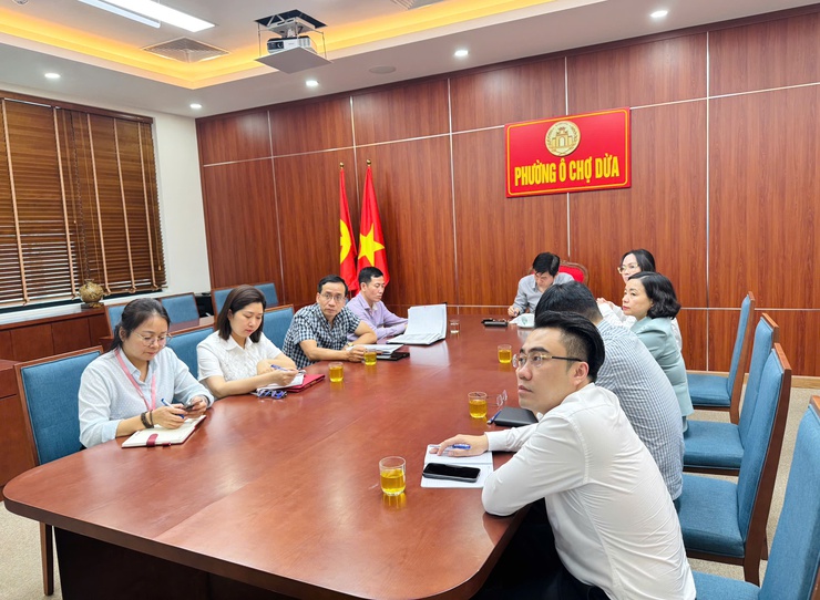 Lãnh đạo UBND phường Ô Chợ Dừa dự họp trực tuyến với UBND Thành phố về công tác cải cách hành chính và kiểm soát thủ tục hành chính- Ảnh 1.