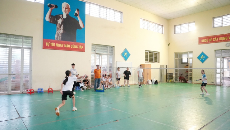 Phường Yên Nghĩa tổ chức thành công giải cầu lông học sinh năm học 2025 -2026
- Ảnh 2.