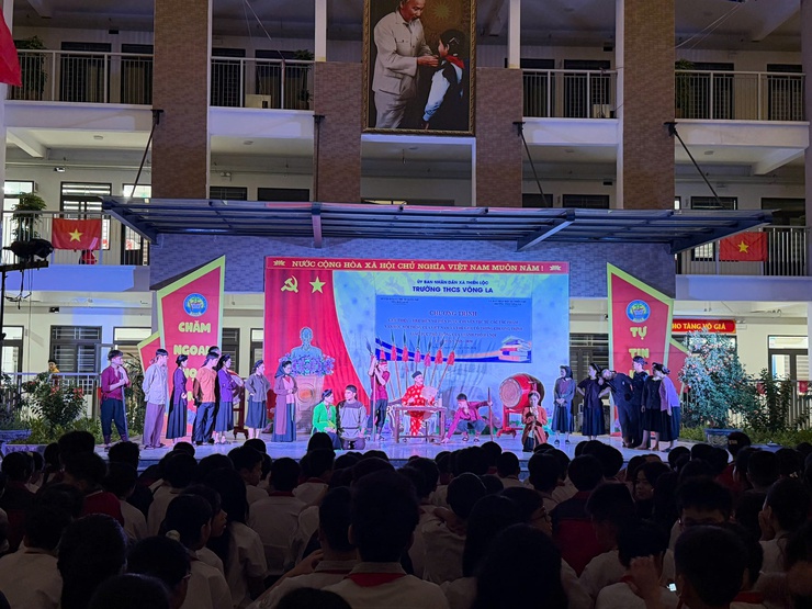 Chương trình giới thiệu - biểu diễn vở diễn được chuyển thể từ các tác phẩm văn học nổi tiếng của Việt Nam và thế giới có trong chương trình giáo dục phổ thông của thành phố Hà Nội tại trường THCS Võng La- Ảnh 3.