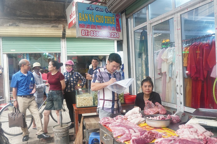 Xuân Mai tiếp tục kiểm tra, hướng dẫn đảm bảo an toàn thực phẩm tại chợ Xuân Mai- Ảnh 1.