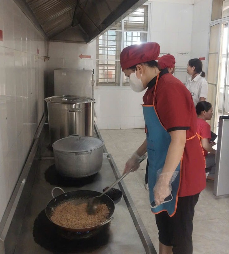 Đoàn kiểm tra liên ngành xã Hát Môn kiểm tra công tác an toàn thực phẩm tại các trường học- Ảnh 1.