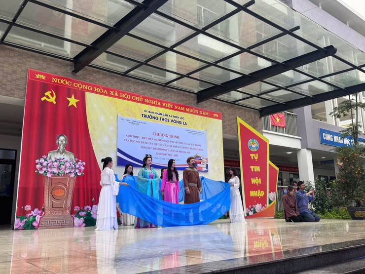 Chương trình giới thiệu - biểu diễn vở diễn được chuyển thể từ các tác phẩm văn học nổi tiếng của Việt Nam và thế giới có trong chương trình giáo dục phổ thông của thành phố Hà Nội tại trường THCS Võng La- Ảnh 6.