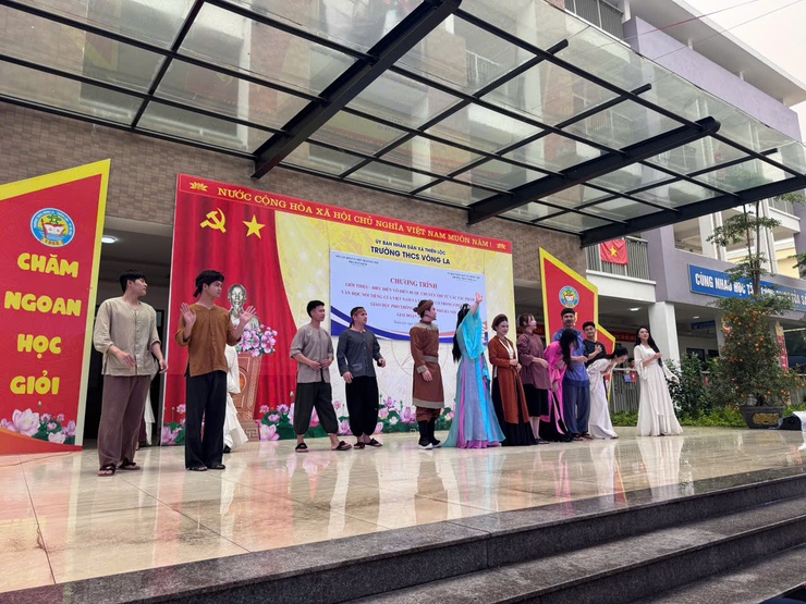 Chương trình giới thiệu - biểu diễn vở diễn được chuyển thể từ các tác phẩm văn học nổi tiếng của Việt Nam và thế giới có trong chương trình giáo dục phổ thông của thành phố Hà Nội tại trường THCS Võng La- Ảnh 7.