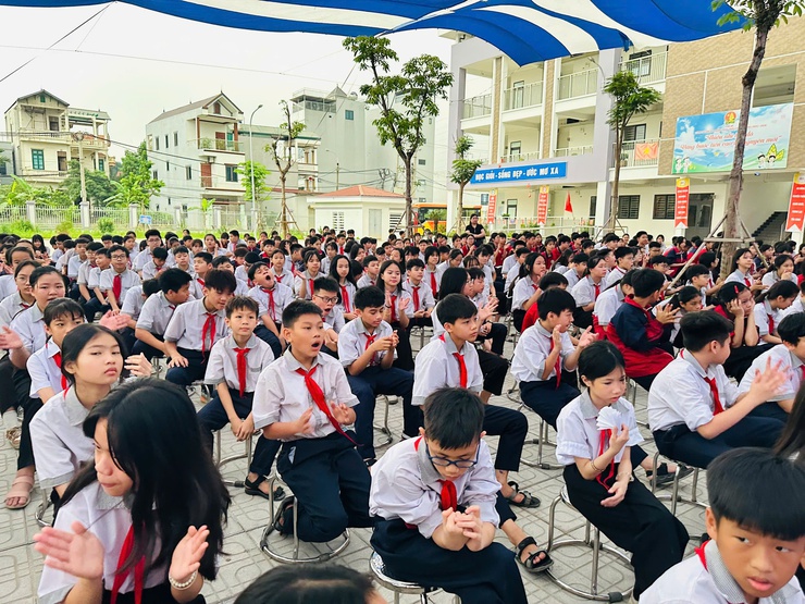 Chương trình giới thiệu - biểu diễn vở diễn được chuyển thể từ các tác phẩm văn học nổi tiếng của Việt Nam và thế giới có trong chương trình giáo dục phổ thông của thành phố Hà Nội tại trường THCS Võng La- Ảnh 8.