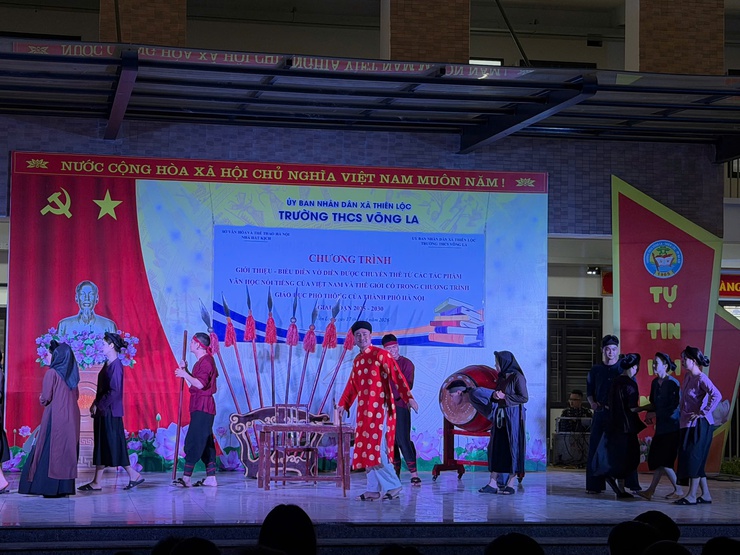 Chương trình giới thiệu - biểu diễn vở diễn được chuyển thể từ các tác phẩm văn học nổi tiếng của Việt Nam và thế giới có trong chương trình giáo dục phổ thông của thành phố Hà Nội tại trường THCS Võng La- Ảnh 4.