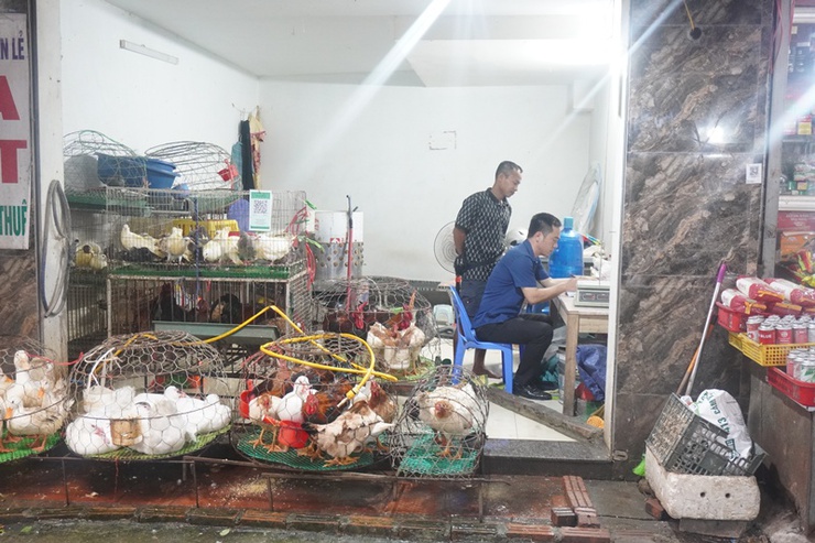 Xuân Mai tiếp tục kiểm tra, hướng dẫn đảm bảo an toàn thực phẩm tại chợ Xuân Mai- Ảnh 2.