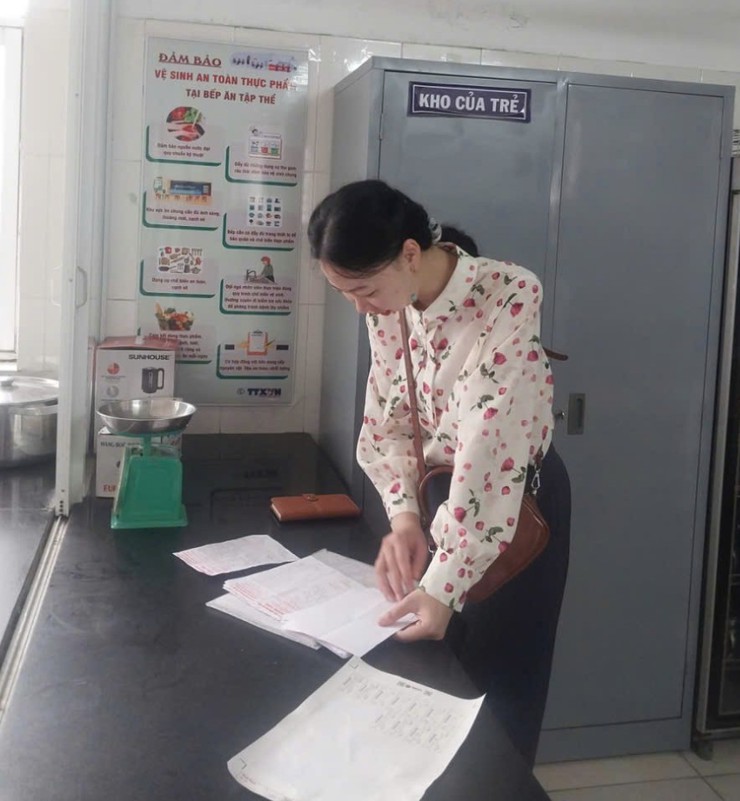 Đoàn kiểm tra liên ngành xã Hát Môn kiểm tra công tác an toàn thực phẩm tại các trường học- Ảnh 2.