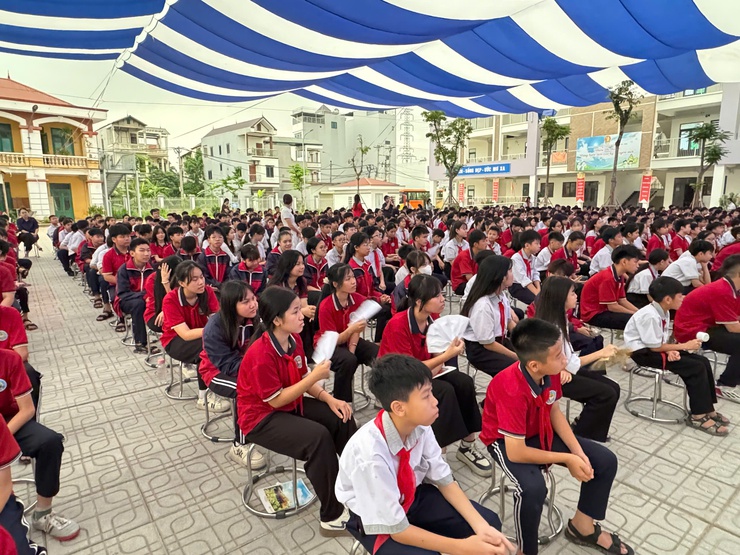 Chương trình giới thiệu - biểu diễn vở diễn được chuyển thể từ các tác phẩm văn học nổi tiếng của Việt Nam và thế giới có trong chương trình giáo dục phổ thông của thành phố Hà Nội tại trường THCS Võng La- Ảnh 9.