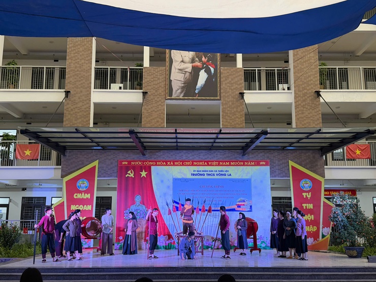 Chương trình giới thiệu - biểu diễn vở diễn được chuyển thể từ các tác phẩm văn học nổi tiếng của Việt Nam và thế giới có trong chương trình giáo dục phổ thông của thành phố Hà Nội tại trường THCS Võng La- Ảnh 5.