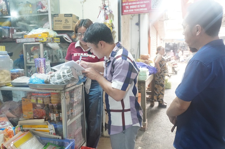 Xuân Mai tiếp tục kiểm tra, hướng dẫn đảm bảo an toàn thực phẩm tại chợ Xuân Mai- Ảnh 3.