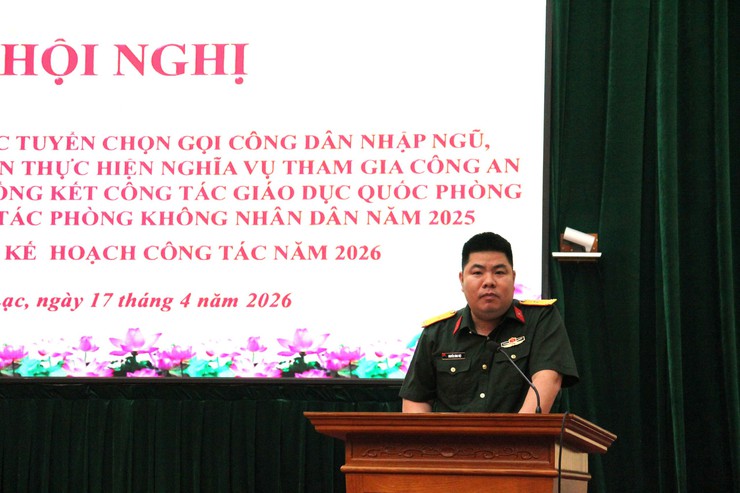 Hòa Lạc - Khen thưởng 12 tập thể và 10 cá nhân có thành tích xuất sắc trong công tác tuyển chọn, gọi công dân nhập ngũ năm 2026./.- Ảnh 2.