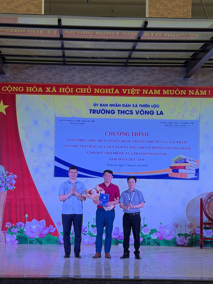 Chương trình giới thiệu - biểu diễn vở diễn được chuyển thể từ các tác phẩm văn học nổi tiếng của Việt Nam và thế giới có trong chương trình giáo dục phổ thông của thành phố Hà Nội tại trường THCS Võng La- Ảnh 2.