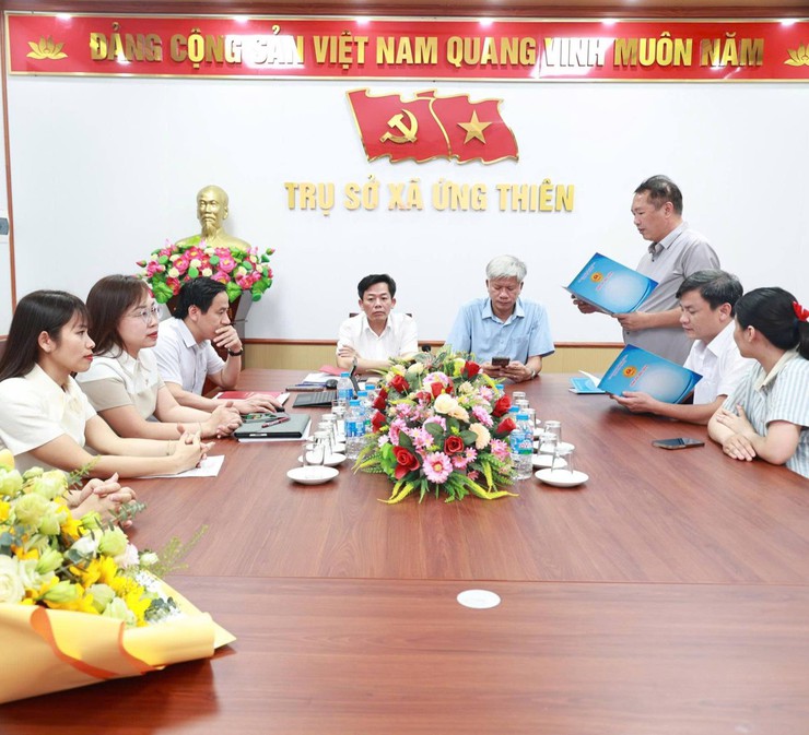 UBND xã Ứng Thiên công bố quyết định bổ nhiệm cán bộ lãnh đạo, quản lý- Ảnh 1.