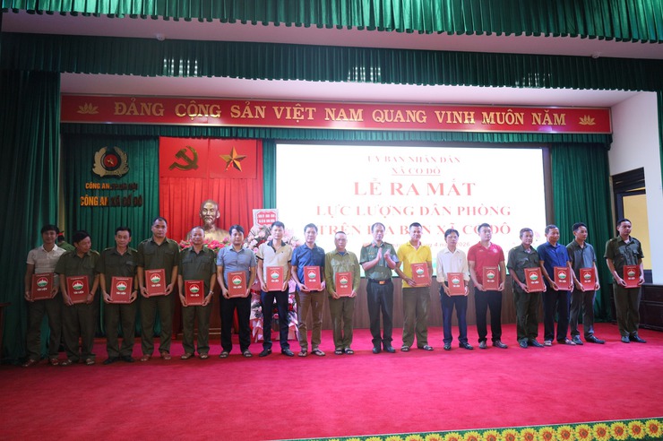 XÃ CỔ ĐÔ TỔ CHỨC LỄ RA MẮT VÀ GIAO NHIỆM VỤ CHO LỰC LƯỢNG DÂN PHÒNG TẠI 31 THÔN- Ảnh 2.