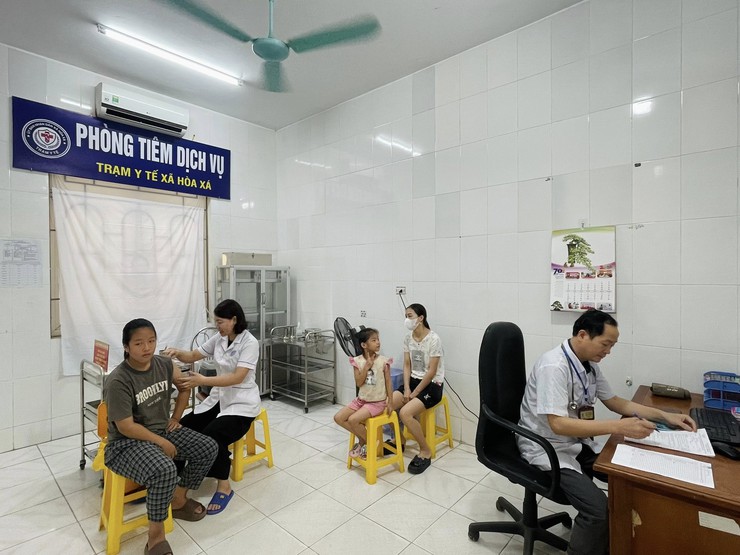 TRẠM Y TẾ XÃ HOÀ XÁ KHAI TRƯƠNG TIÊM PHÒNG VẮC-XIN DỊCH VỤ- Ảnh 1.