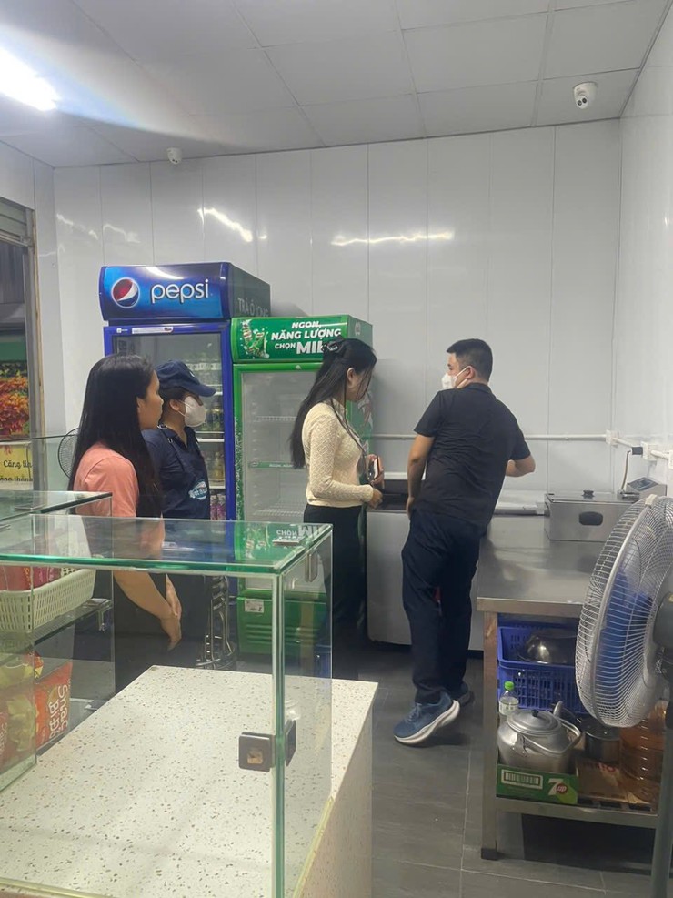 Tăng cường kiểm soát an toàn thực phẩm trong và xung quanh cổng trường học trên địa bàn phường Đống Đa- Ảnh 1.