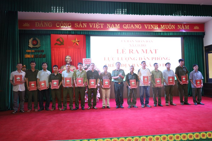 XÃ CỔ ĐÔ TỔ CHỨC LỄ RA MẮT VÀ GIAO NHIỆM VỤ CHO LỰC LƯỢNG DÂN PHÒNG TẠI 31 THÔN- Ảnh 1.