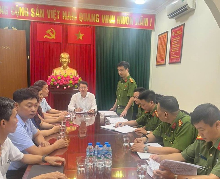 BÍ THƯ ĐẢNG ỦY PHƯỜNG CỬA NAM LÀM VIỆC VỚI BAN CHỈ ĐẠO GIẢI QUYẾT 05 ĐIỂM NGHẼN VÀ CÔNG AN PHƯỜNG: TẬP TRUNG CHẤN CHỈNH TRẬT TỰ ĐÔ THỊ TRÊN ĐỊA BÀN- Ảnh 1.